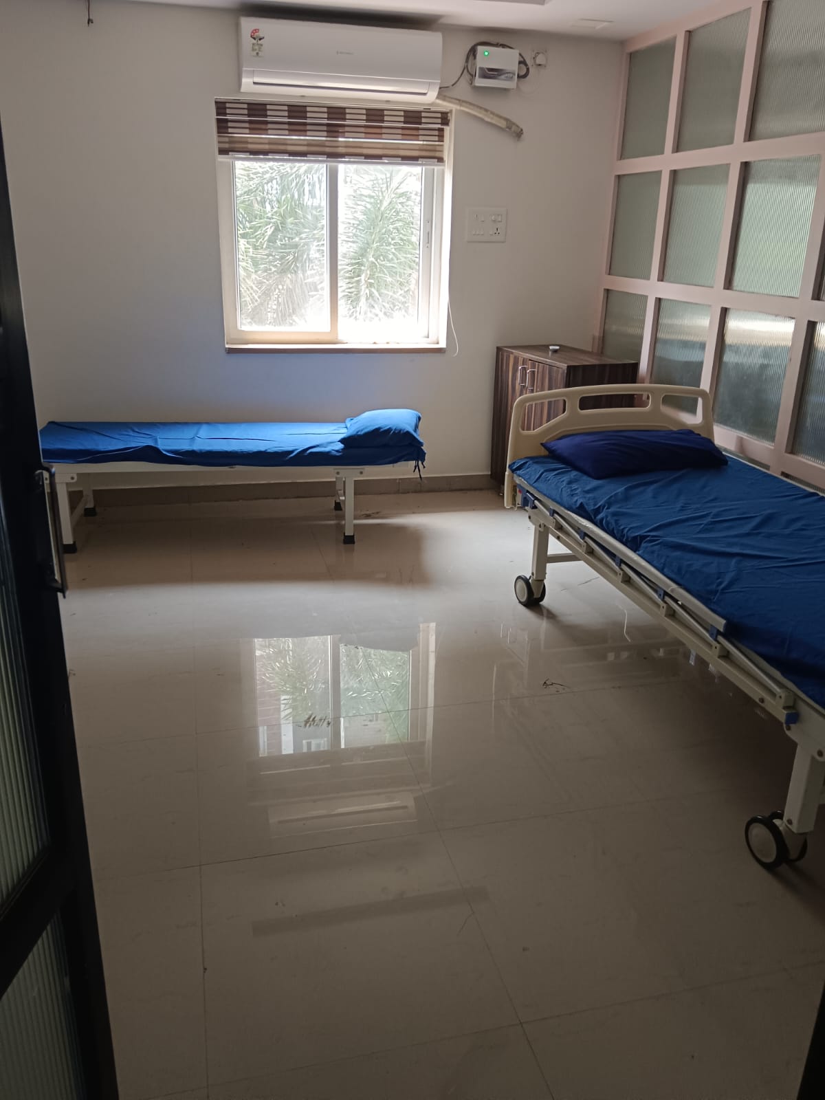 Private deluxe patient room